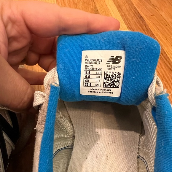 Gently used new balance sneakers - Picture 3 of 4